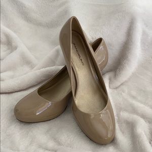 Bandolino nude patent heels